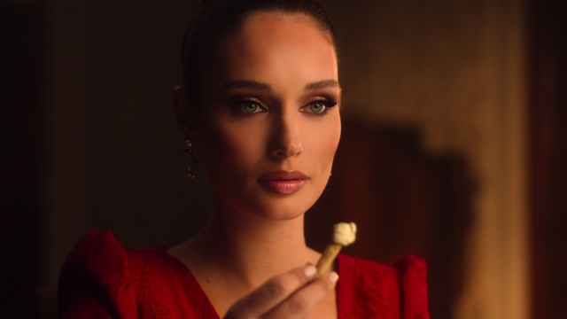 Video Reference: Nose, Cheek, Lip, Chin, Eyebrow, Shoulder, Eyelash, Lipstick, Flash photography, Neck