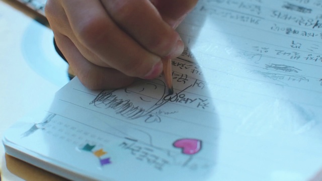 Video Reference: Hand, Handwriting, Finger, Gesture, Font, Material property, Writing, Nail, Writing instrument accessory, Thumb