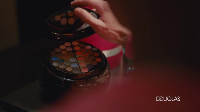 Video Reference: Tableware, Gesture, Food, Ingredient, Nail, Recipe, Thumb, Sweetness, Finger food, Circle