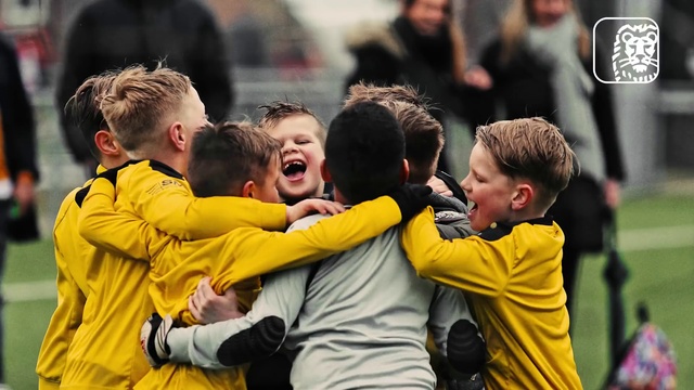 Video Reference: Smile, Player, Gesture, Yellow, Ball game, Happy, Grass, Team sport, Sports, Competition event