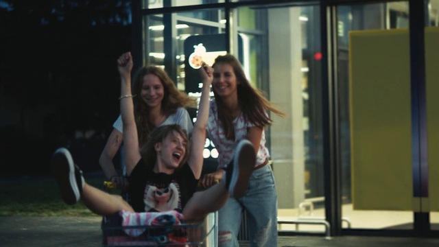 Video Reference: Jeans, Smile, Shorts, Gesture, Happy, Fun, Leisure, Recreation, T-shirt, Event