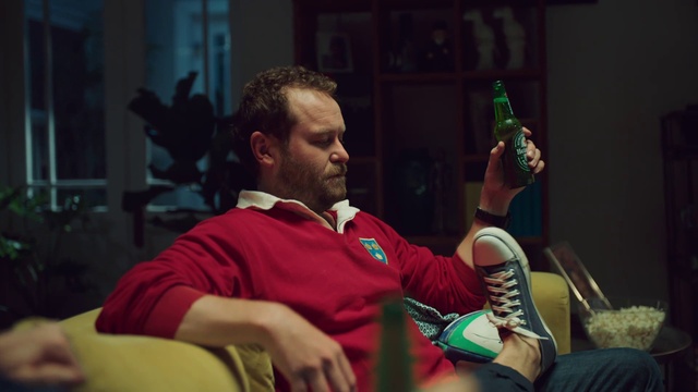 Video Reference: Musician, Entertainment, Music, Chair, Tie, Performing arts, Audio equipment, Fun, Microphone, Event