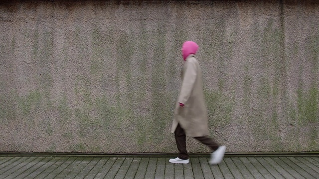 Video Reference: Sleeve, Wood, Waist, Grey, Knee, Flooring, Magenta, Human leg, Grass, Pattern