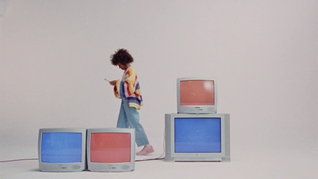 Video Reference: Arm, Computer, Table, Personal computer, Output device, Computer monitor, Desk, Computer desk, Communication Device, Gadget