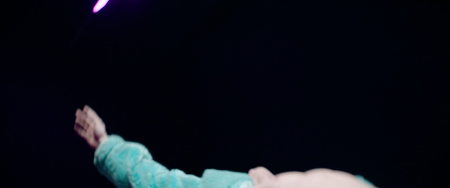 Video Reference: Gesture, Flash photography, Sky, Entertainment, Thumb, Electric blue, Elbow, Performing arts, Event, Astronomical object