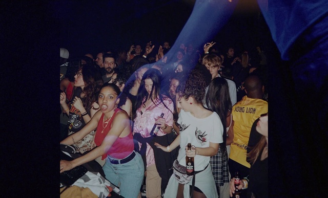 Video Reference: Shorts, Human, Flash photography, Entertainment, Art, Cool, Fun, Performing arts, T-shirt, Crowd