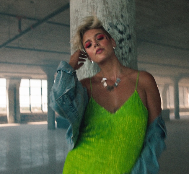 Video Reference: Lip, Shoulder, Flash photography, Waist, Street fashion, Fashion design, Happy, Black hair, Chest, Trunk