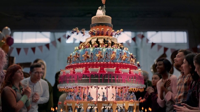Video Reference: Temple, Cake decorating, Leisure, Event, Dessert, City, Crowd, Temple, Wedding cake, Sweetness
