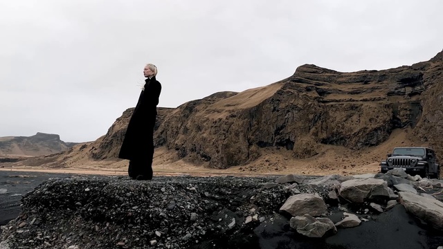Video Reference: Sky, Ecoregion, Cloud, People in nature, Mountain, Flash photography, Highland, Bedrock, Gesture, Terrain