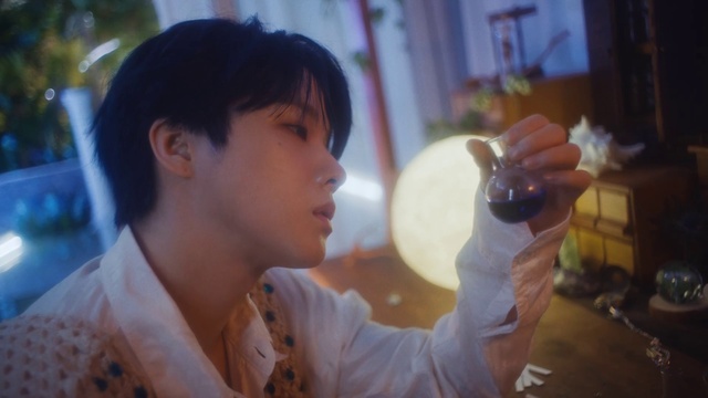 Video Reference: Gesture, Happy, Fun, Event, Child, Curtain, Glass, Leisure, T-shirt