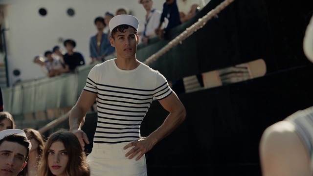 Video Reference: Flash photography, Sleeve, Eyewear, Gesture, Happy, Street fashion, Entertainment, Elbow, Performing arts, T-shirt