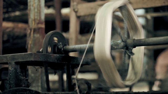 Video Reference: Wheel, Automotive tire, Motor vehicle, Wood, Steering wheel, Rim, Machine tool, Gas, Engineering, Automotive wheel system