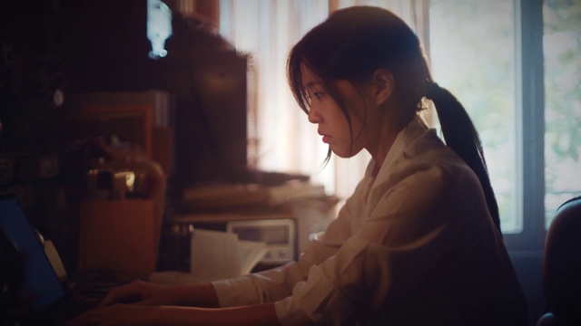 Video Reference: Flash photography, Window, Tints and shades, Pianist, Darkness, Event, Room, Fun, Conversation, Sitting
