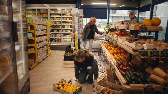Video Reference: Food, Selling, Customer, Yellow, Natural foods, Shelf, Whole food, Fruit, Retail, Convenience store