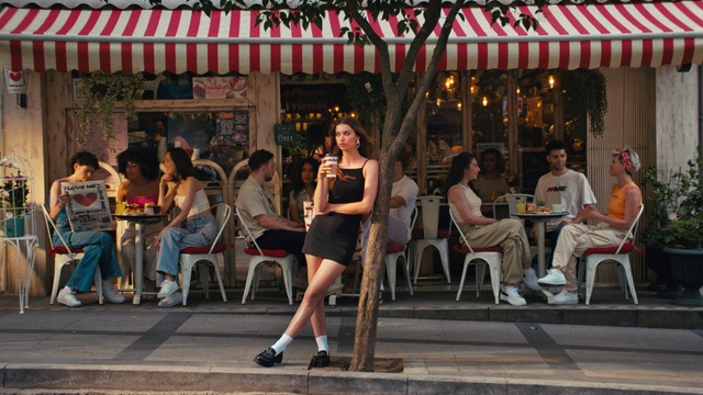 Video Reference: Chair, Entertainment, Orange, Leisure, Crowd, Fun, Thigh, Event, Performing arts, Human leg