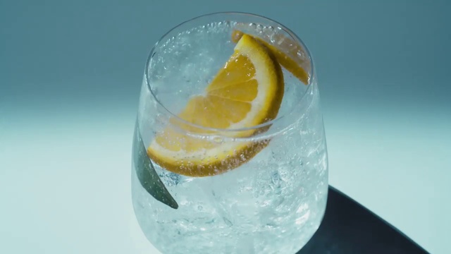 Video Reference: Tableware, Drinkware, Liquid, Lemon peel, Water, Lime, Cocktail, Tipunch, Rangpur, Sweet lemon