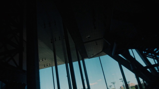 Video Reference: Building, Sky, Shade, Tints and shades, Facade, Glass, Symmetry, Metal, Composite material, City