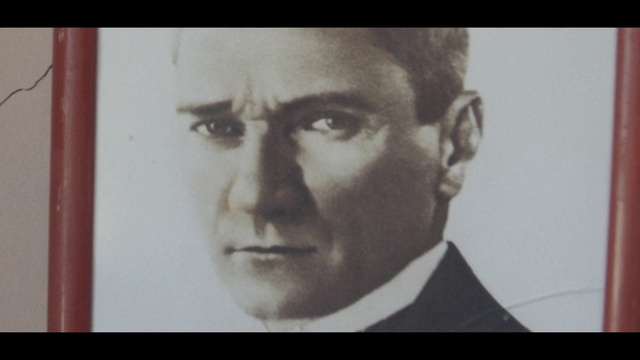 Video Reference: Forehead, Nose, Cheek, Chin, Eyebrow, Mouth, Jaw, Gesture, Art, Flash photography