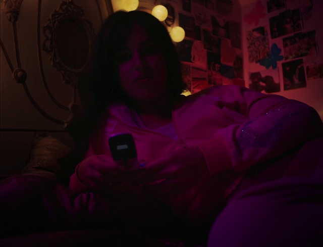Video Reference: Mouth, Purple, Human, Flash photography, Comfort, Textile, Lighting, Gesture, Violet, Pink
