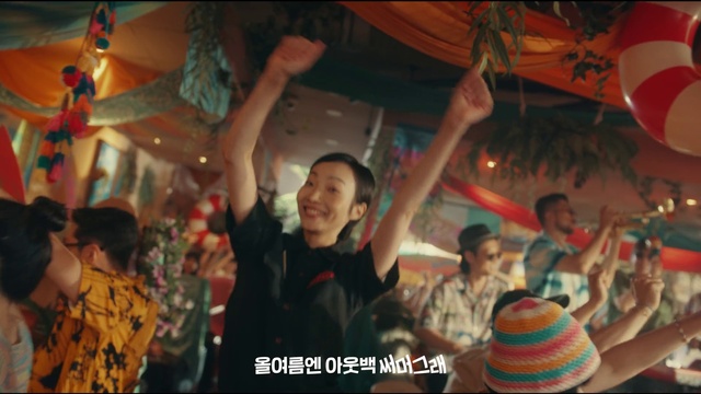 Video Reference: Smile, Entertainment, Hat, Fedora, Leisure, Happy, Crowd, Fun, Event, T-shirt