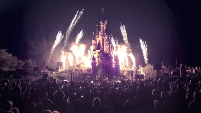 Video Reference: Concert, Performing arts, Entertainment, Music, Band plays, Music venue, Crowd, Electricity, Performance art, Stage