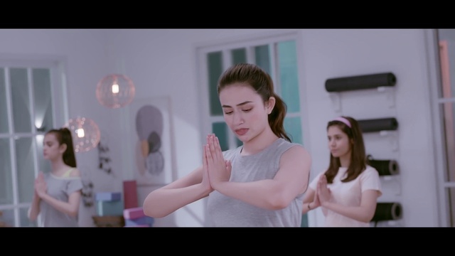 Video Reference: Hand, Arm, Eyelash, Flash photography, Fashion, Gesture, Happy, Fashion design, Fun, Event