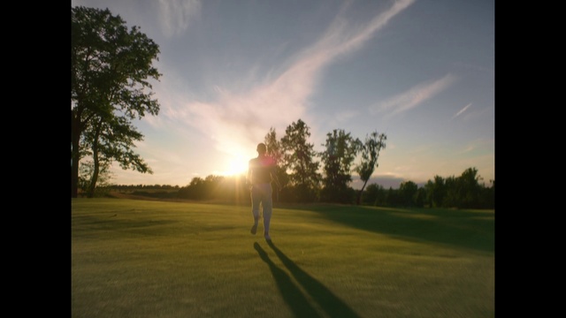 Video Reference: Cloud, Plant, Sky, Atmosphere, Tree, Flash photography, Natural landscape, Afterglow, Gesture, Sunlight