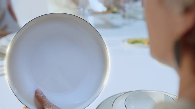 Video Reference: Tableware, Drinkware, Dishware, Plate, Cup, Serveware, Water, Gesture, Finger, Kitchen utensil
