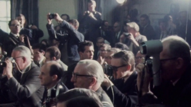 Video Reference: Vision care, Crowd, Goggles, Hat, Eyewear, Sunglasses, Event, City, Audience, Photographer