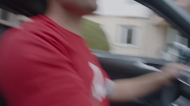 Video Reference: Window, Automotive mirror, Gesture, Rear-view mirror, Eyewear, Elbow, Vehicle door, Windshield, T-shirt, Steering wheel