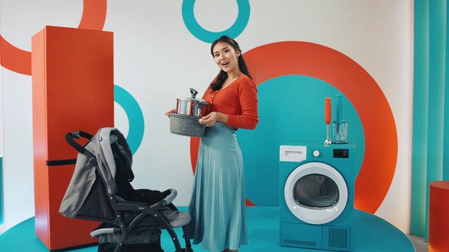 Video Reference: Arm, Product, Blue, Azure, Tire, Dress, Gesture, Washing machine, Beauty, Service
