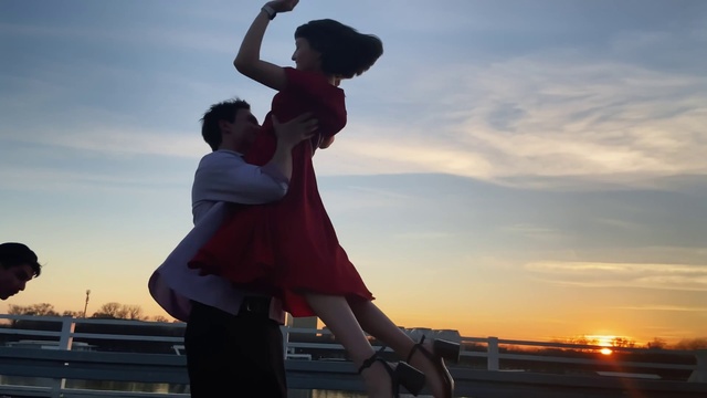 Video Reference: Sky, Cloud, People in nature, Leg, Flash photography, Happy, Gesture, Travel, Leisure, Shorts