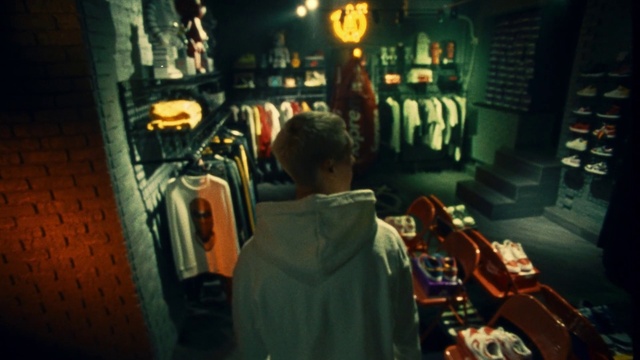 Video Reference: Human, Fashion, Standing, T-shirt, Customer, Fun, Retail, Sportswear, Market, Technology