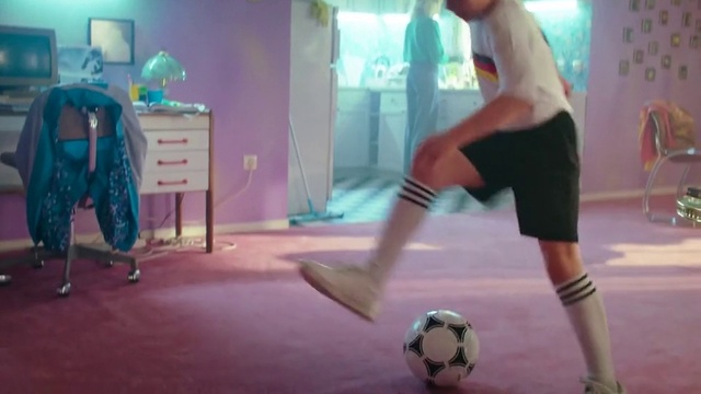 Video Reference: Photograph, Vertebrate, Sports equipment, Blue, Leg, Soccer, Green, Football, Mammal, Shorts