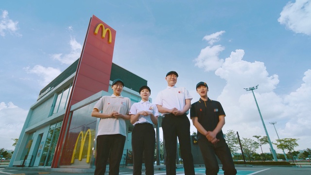 Video Reference: Cloud, Sky, Street light, Gesture, Travel, Leisure, Fun, T-shirt, Event, Pole