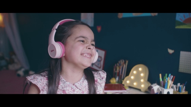 Video Reference: Smile, Hearing, Ear, Flash photography, Purple, Happy, Iris, Entertainment, Pink, Toddler