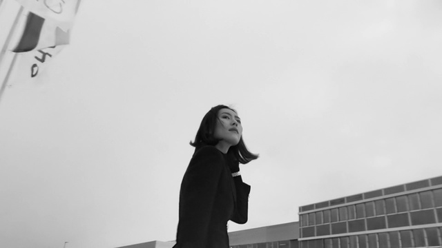 Video Reference: Hairstyle, Shoulder, Sky, Flash photography, Gesture, Grey, Style, Black-and-white, Street fashion, Monochrome photography