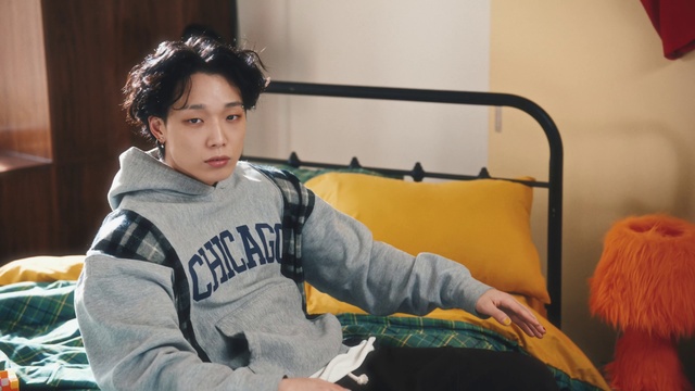 Video Reference: Comfort, Sleeve, Hearing, Fun, Leisure, Event, Sitting, Audio equipment, Couch, Recreation