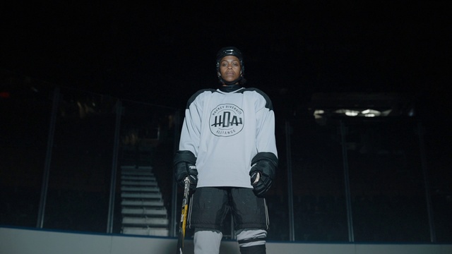 Video Reference: Sports uniform, Jersey, Sports gear, Sports jersey, Shorts, Sleeve, Sportswear, Player, Sports equipment, Thigh