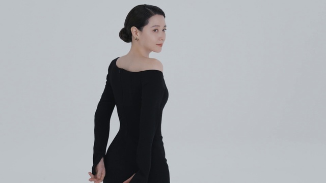 Video Reference: Joint, Outerwear, Arm, Shoulder, Dress, Neck, Sleeve, Waist, Gesture, Collar