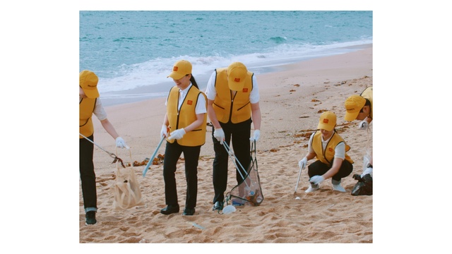 Video Reference: Water, Trousers, People in nature, Beach, Natural environment, People on beach, Travel, Coastal and oceanic landforms, Luggage and bags, Leisure