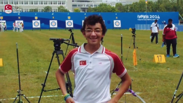 Video Reference: Shorts, Outdoor recreation, Smile, Tripod, Sports, Grass, Competition event, Recreation, Championship, Leisure