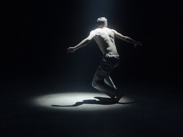 Video Reference: Flash photography, Performing arts, Entertainment, Dance, Choreography, Event, Darkness, Balance, Performance art, Dancer