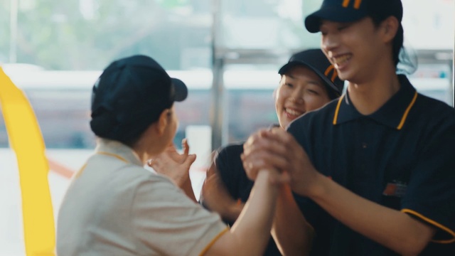 Video Reference: Smile, Cricket cap, Cap, Baseball cap, Gesture, T-shirt, Elbow, Leisure, Happy, Event