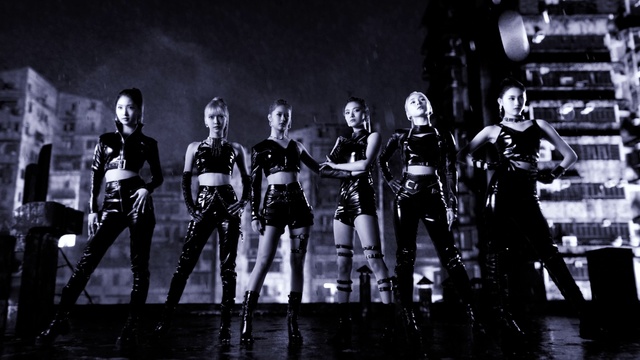 Video Reference: Band plays, Musician, Guitarist, Flash photography, Music, Concert, Music artist, Black-and-white, Style, Entertainment