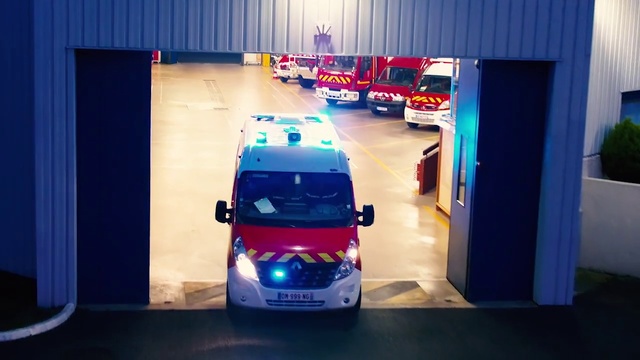 Video Reference: Tire, Vehicle, Car, Automotive lighting, Blue, Motor vehicle, Wheel, Automotive design, Vehicle registration plate, Headlamp