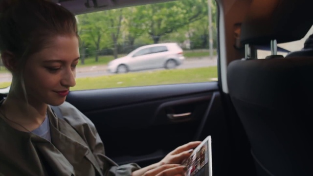 Video Reference: Car, Land vehicle, Vehicle, Motor vehicle, Automotive design, Mammal, Gesture, Mode of transport, Plant, Automotive mirror