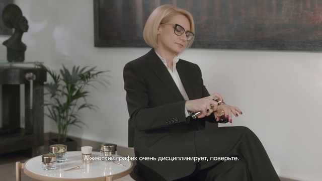 Video Reference: Joint, Plant, Vision care, Fashion, Sleeve, Gesture, Spokesperson, Eyewear, Blazer, White-collar worker