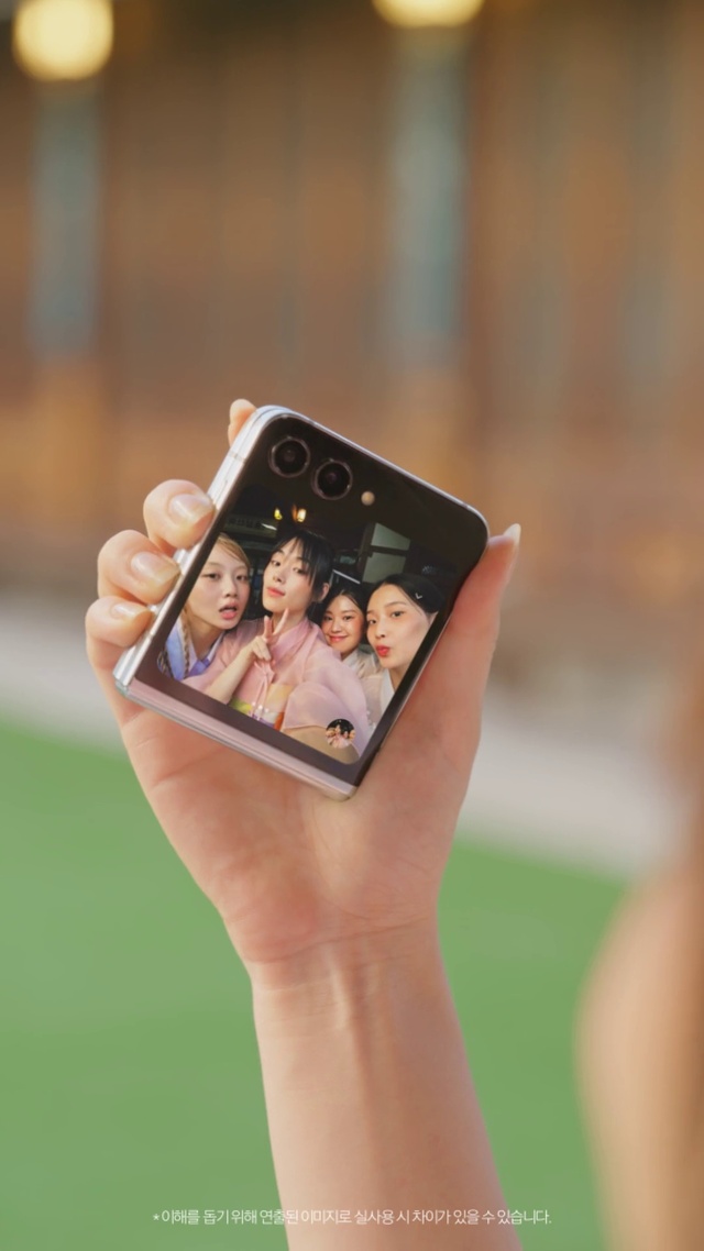 Video Reference: Hand, Communication Device, Gesture, Mobile phone, Gadget, Portable communications device, Finger, Mobile device, Thumb, Smartphone