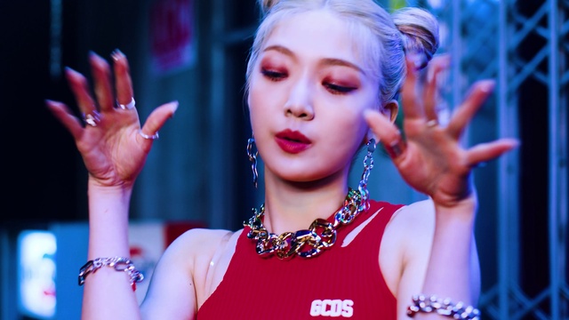 Video Reference: Skin, Lip, Hairstyle, Facial expression, Blue, Organ, Eyelash, Fashion, Entertainment, Music artist